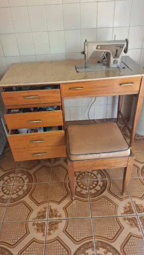 MÁQUINA DE COSTURA SINGER, COM ESCRIVANINHA E BANQUETA , 40 ANOS !