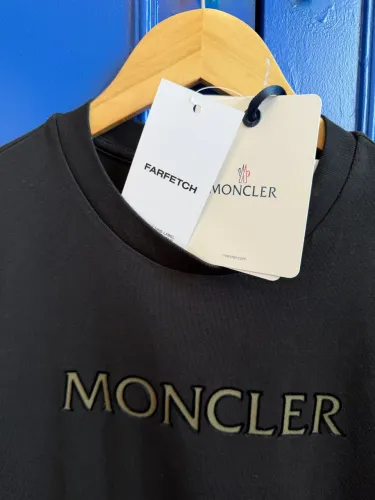 Camiseta Moncler com logo - nova com etiqueta , comprada na FARFETCH TAM P