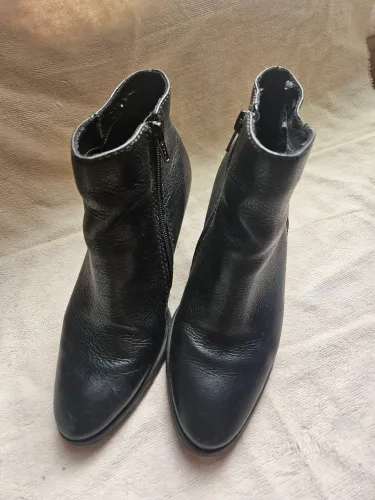 Bota bico fino e salto quadrado preta n35