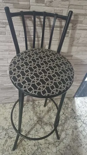 Banqueta preta com detalhes branco