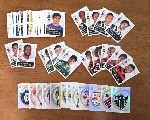 Lote de 560 figurinhas - copa 2018 e br2010,2017,2021