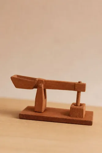 Miniatura de monjolo em madeira artesanal e com movimento