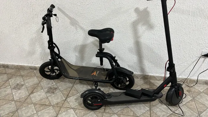 Patinete elétrico átrio com banco e outro normal