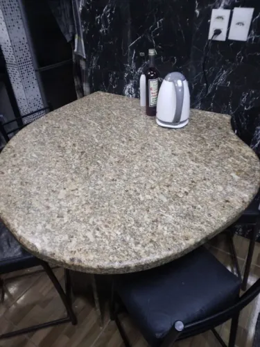 Mesa de marmore  orgânico 110x110 cm  com.4 banquetas no estilo industrial 