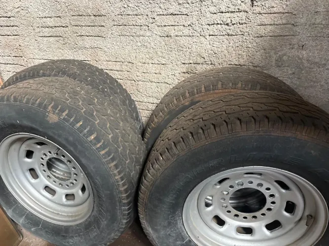 Vendo rodas com pneus da camionete( tava em uma F2000)