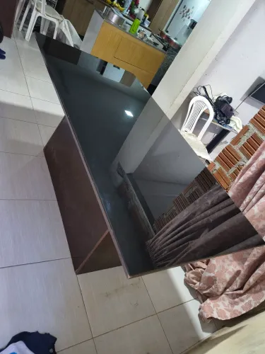 Mesa para 8 lugares com tampo de vidro 