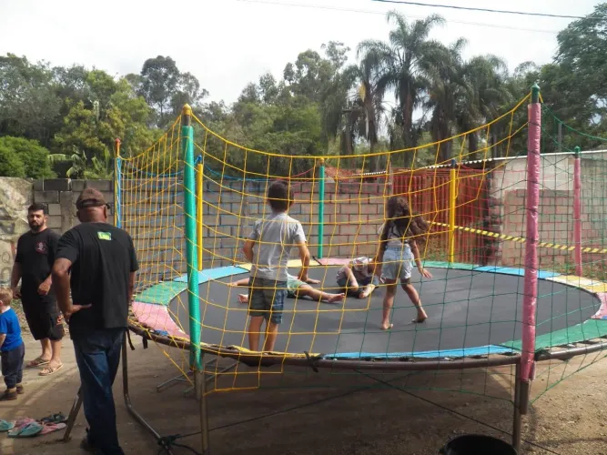 Vendo 2 camas elástica com rede de proteção e escada e uma piscina de bolinhas