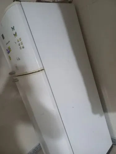 Vendo uma geladeira funcionando perfeitamente nem um problema pegando tudo normal