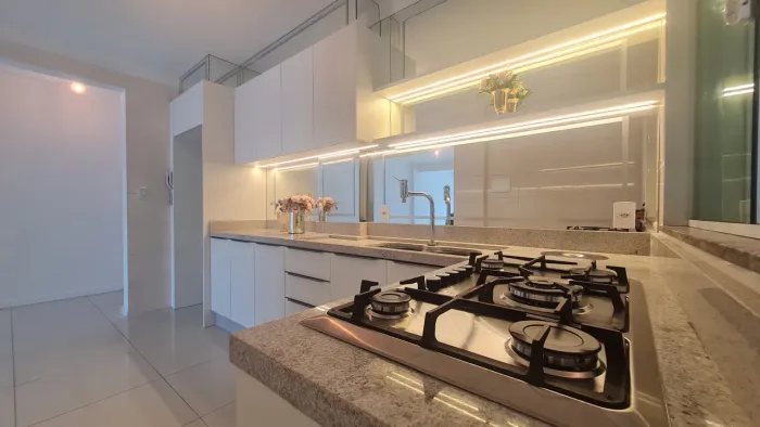 Locação Anual - Apartamento diferenciado com 2 dormitórios e 2 vagas - balneário camboriú