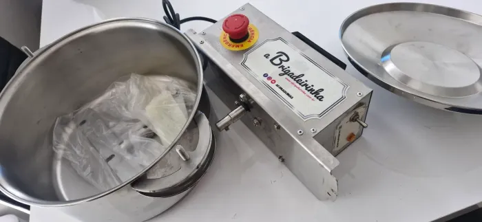 Panela mexedora a Brigadeirinha