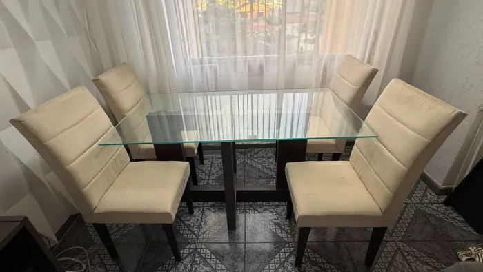 Vendo mesa com 4 cadeiras