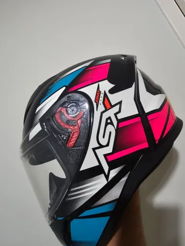 Vende-se capacete feminino ASX <br>Capacete sem detalhes, usado apenas uma vez<br>Tamanho 55