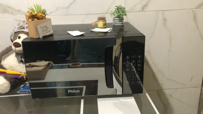 Painel de tv branco e microondas
