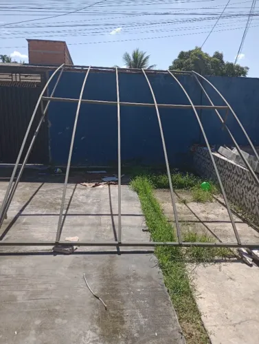 Vendo estrutura pra cobertura de carro ou piscina em Metalon