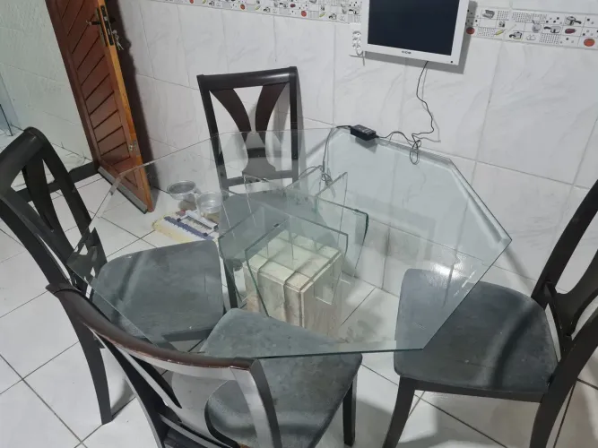 Mesa de jantar tampo de vidro e mármore 