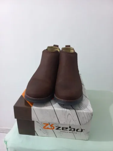 Botina masculina da marca Zebu, número 43, em couro legítimo na cor marrom.