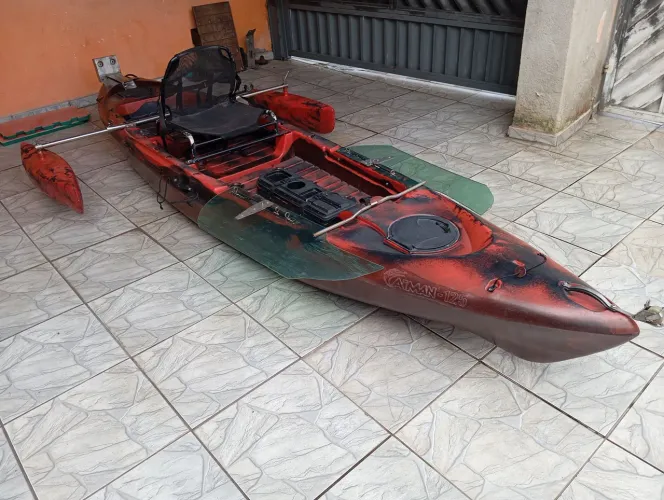 Caiaque caiman muito bom robusto equipado com bóias materiais de flutuação muito confiavel