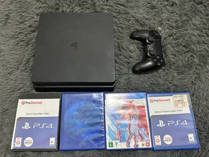 PlayStation 4 slim com 1 controle e 4 jogos 