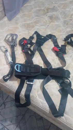 Cinto paraquedista task e outro ultra safe