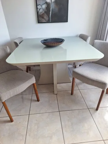 Mesa de jantar mais 4 cadeiras