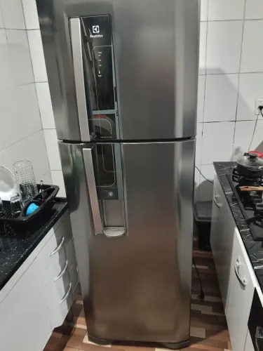 Geladeira semi nova Eletrolux 382 ltrs