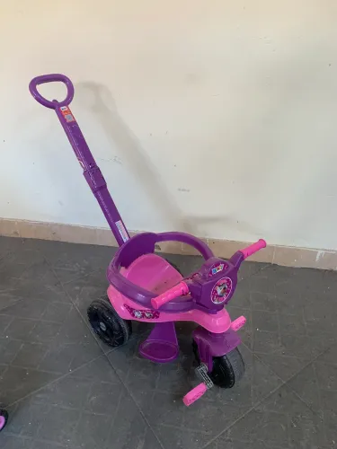 Triciclo infantil menina