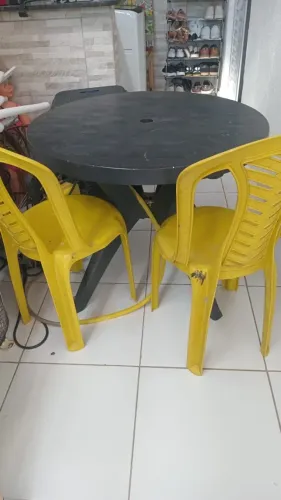 Mesa plástico com 2 cadeiras