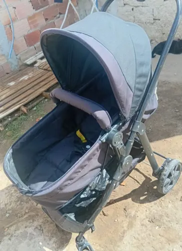 Vende-se carrinho de bebê