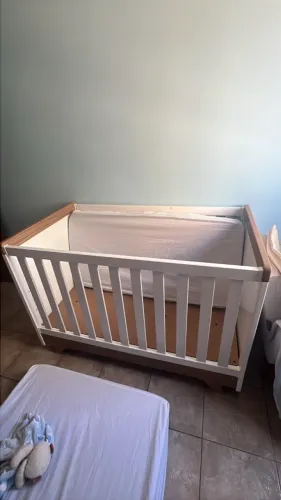 Berço de bebe na cor branca e detalhes cor madeira COM COLCHÃO