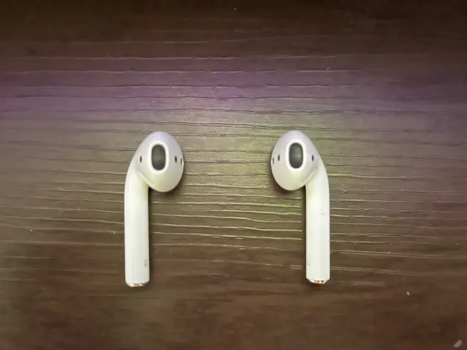 Apple AirPods de 2ª Geração com Estojo de Recarga Padrão