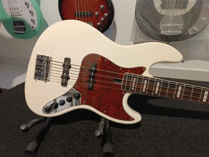 Baixo Sire Marcus Miller V7 2gnd 18 volts 4 cordas ativo e passivo