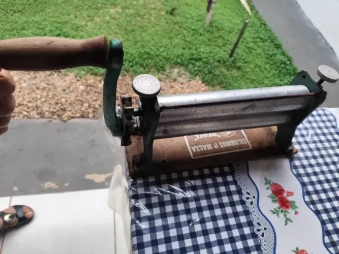 Cilindro manual de fazer pão, pastel, pizza e outros tipos de massas.