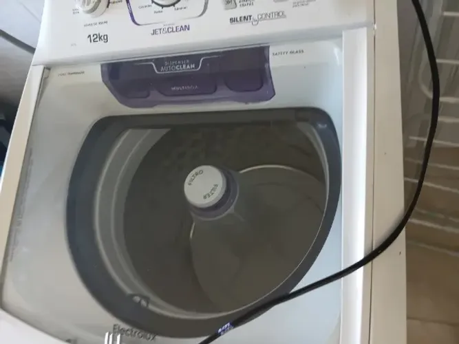 Máquina de lavar com menos de um ano de uso