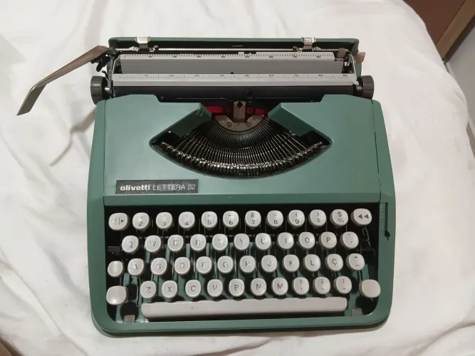 Maquina De Escrever Olivetti Lettera 82