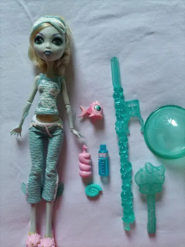 Boneca monster high lagoona e câmera 