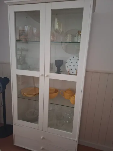 Cristaleira em mdf com portas de vidro