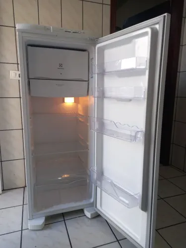 Geladeira electrolux 240 litros seminova , sem nenhum detalhe, em ótimo estado !