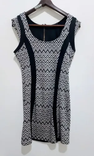Vestido preto e branco de malha.