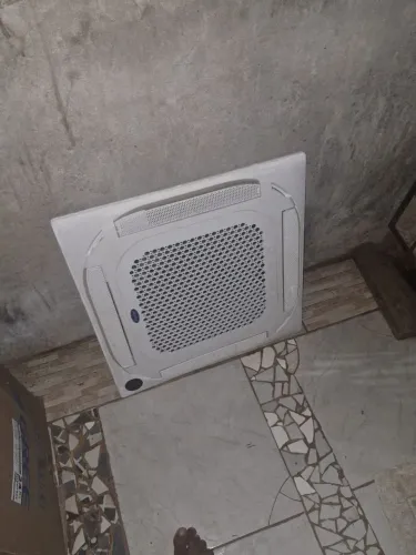 Split casset 220v 18 <br>Split casset<br>220 V<br>18.000 BTU/H<br>60 Hz<br>Fluido/gàs R 410-A<br>R$ 2.400,00