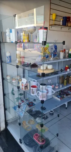 Vitrine expositor,  balcão de vidro com rodas e prateleiras 