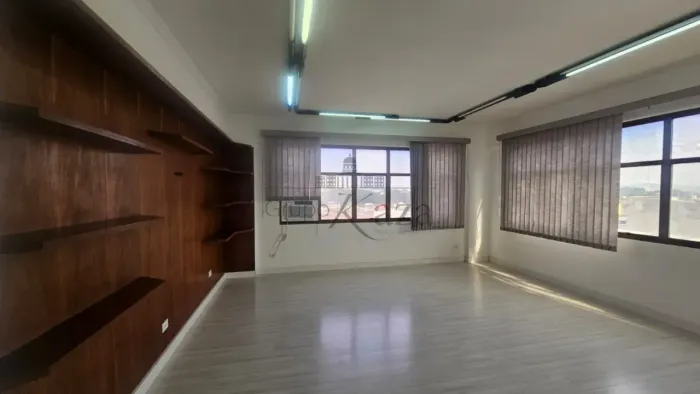 Oportunidade - Sala Comercial em Condomínio - Centro - Edifício América - 34m².