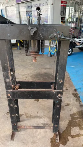 Vendo uma prensa hidráulica 15 toneladas
