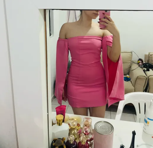 Vestido rosa com mangas abertas
