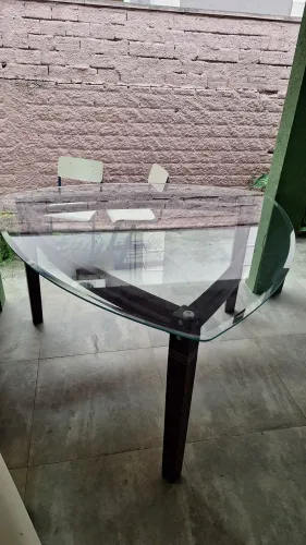 Mesa de Jantar Moderna em formato triangular com vidro curvo e base de madeira - 6 Lugares
