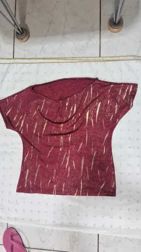 Blusinha vermelha com detalhes dourado ,perfeita para momentos de festas e algo serio