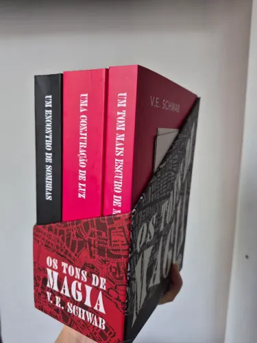 Box Os tons de magia - V. E. Schwab (contém a trilogia + os brindes) - novo