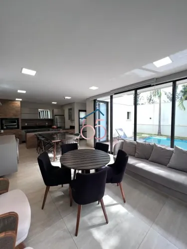 Casa mobiliada de luxo com 4 suítes e piscina