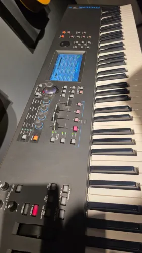 Teclado Yamaha MODX7+