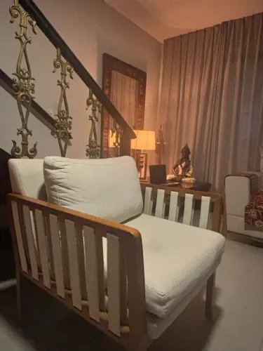 Poltrona de madeira maciça em linho. Usada. 
