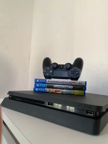 Ps4 slim 1TB + 3 jogos